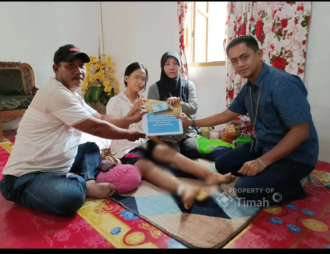 Bantuan kesehatan dari PT TIMAH membantu meringankan biaya pengobatan Rizki Ajijah, remaja di Karimun yang mengalami patah kaki akibat kecelakaan. (Dok. PT Timah)
