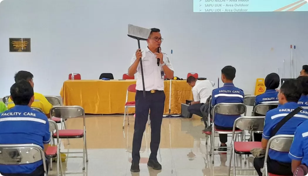 KAI Services melalui Resclean membekali 180 petugas cleaning di Yogyakarta dengan pelatihan kebersihan dan etika kerja jelang Angkutan Lebaran 2026. (reska.id)