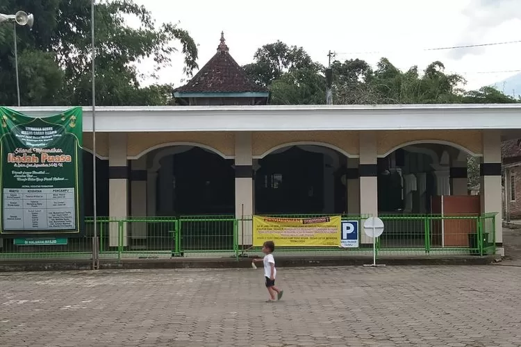 Tidak ada catatan pasti waktu Masjid Jami Baitul Muttaqin dibangun, tetapi diperkirakan sekitar tahun 1773. (kompas.com)