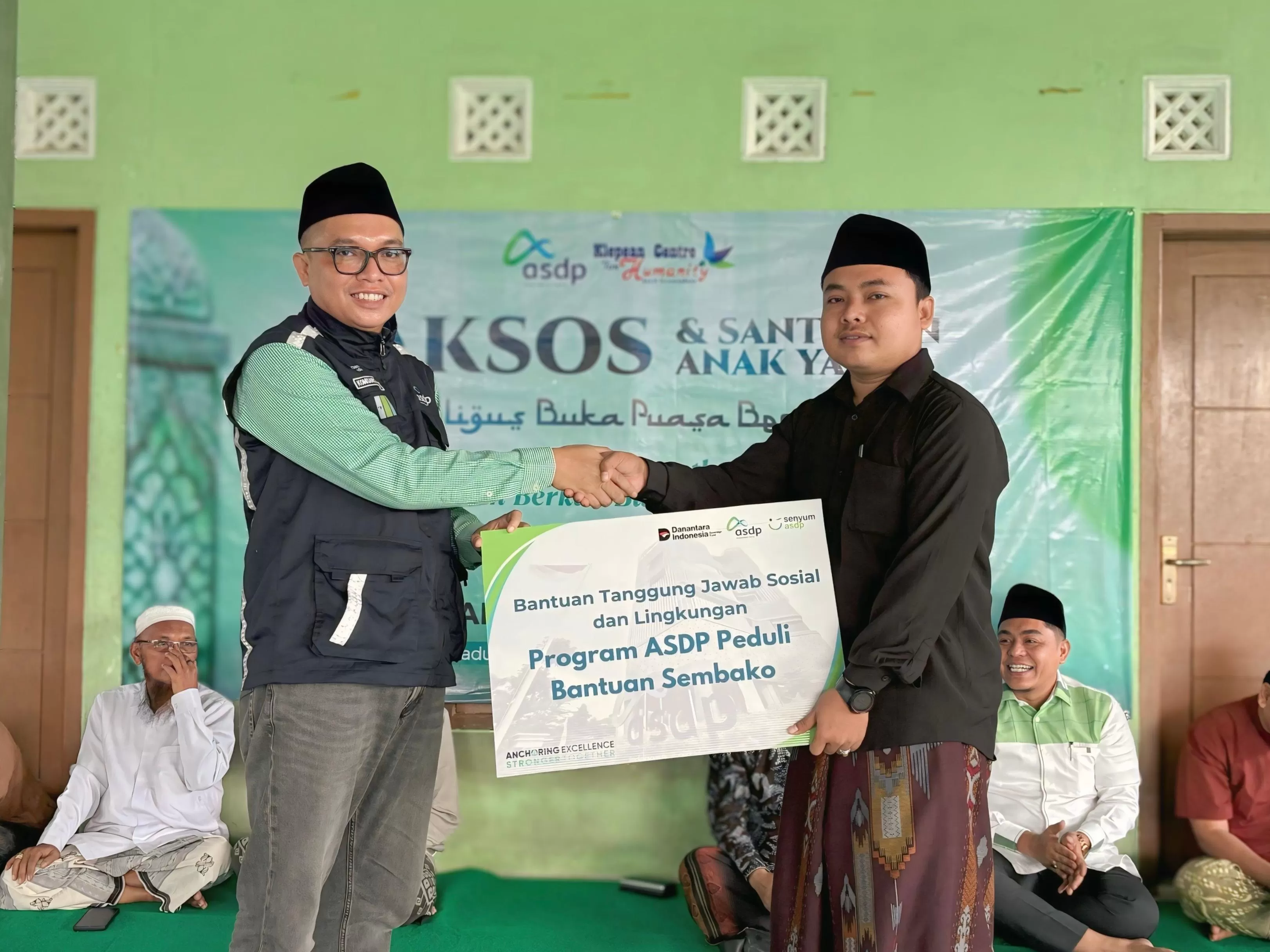 ASDP berbagi kebahagiaan Ramadan bersama anak yatim, salurkan santunan dan sembako bagi ratusan warga. (Dok. ASDP)