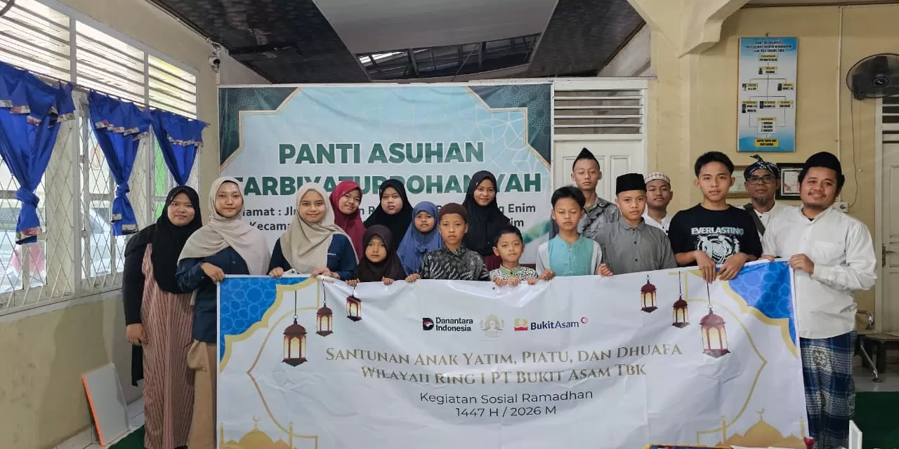 Berbagi kebahagiaan di bulan Ramadan, Bukit Asam santuni santri dan anak yatim di wilayah operasional.