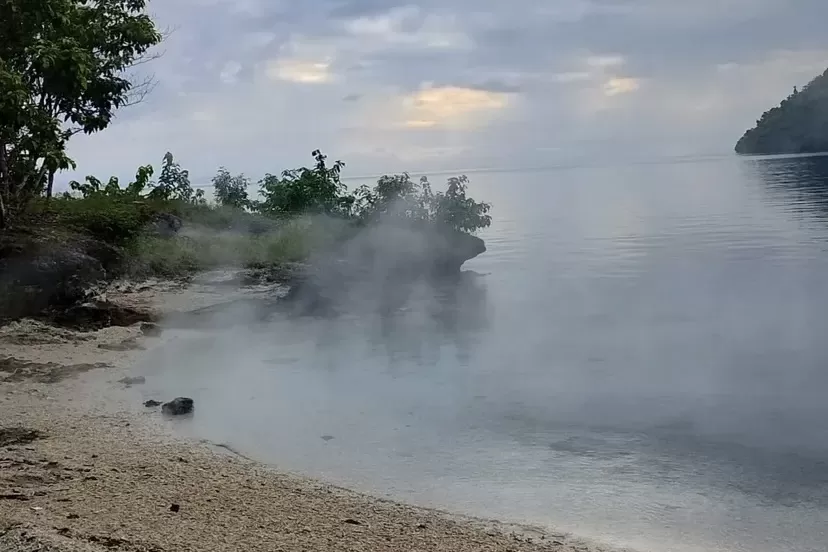 Destinasi unik di Halmahera Selatan, Pantai Tawa dikenal dengan air laut hangatnya yang mengepul.