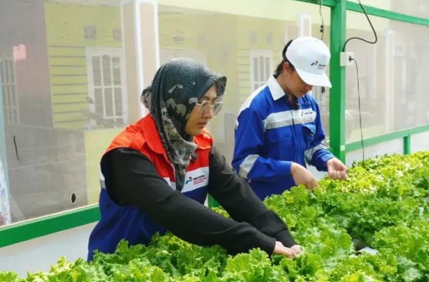 Pertamina Patra Niaga menjalankan program pemberdayaan perempuan di 49 lokasi Indonesia. Sebanyak 695 perempuan mendapat pendampingan ekonomi dan sosial. (Dok. Pertamina Patra Niaga)