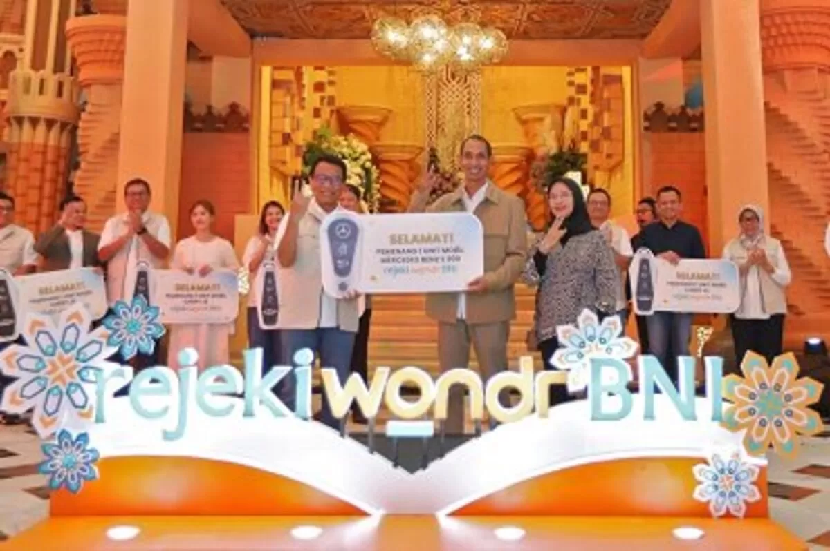 BNI menyerahkan hadiah undian Rejeki wondr BNI Tahap II, termasuk Mercedes-Benz, mobil, motor, dan ratusan gadget bagi nasabah loyal. (bni.co.id)