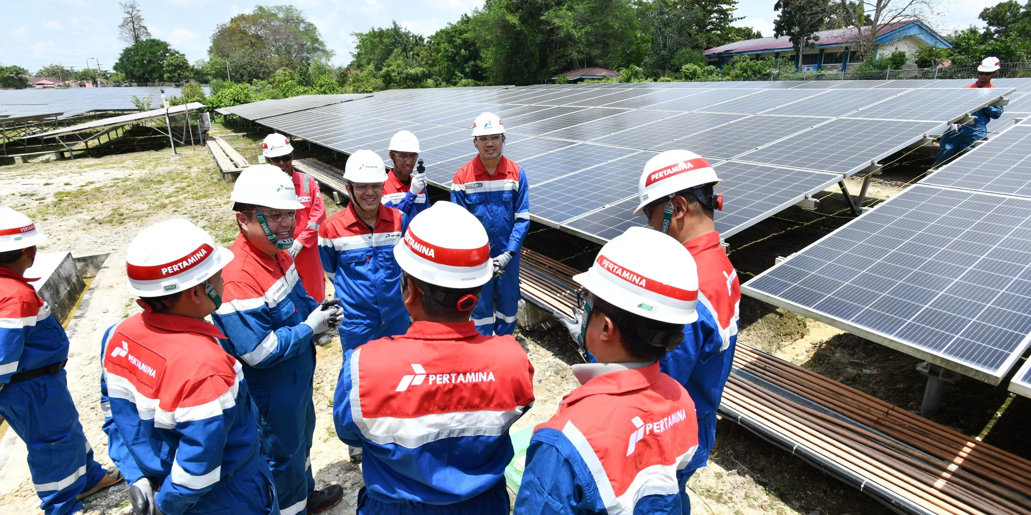 Direktur Transformasi dan Keberlanjutan Bisnis Pertamina Agung Wicaksono dan Direktur Keuangan Pertamina Patra Niaga Mega Satria memastikan keandalan fasilitas PLTS di Pertamina Hulu Rokan (5/3). (Dok. Pertamina Patra Niaga)
