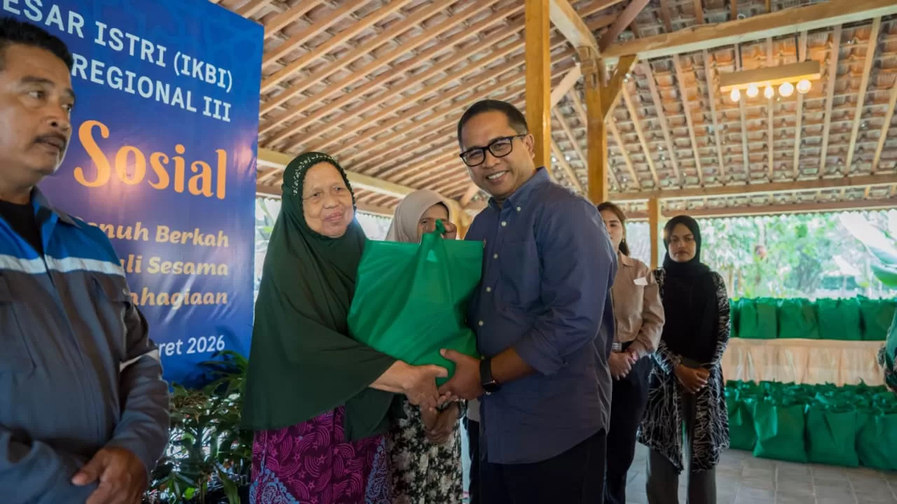 Program berbagi Ramadhan IKBI PTPN IV Regional III menghadirkan bantuan sembako bagi pekerja pendukung dan masyarakat di wilayah operasional perusahaan.