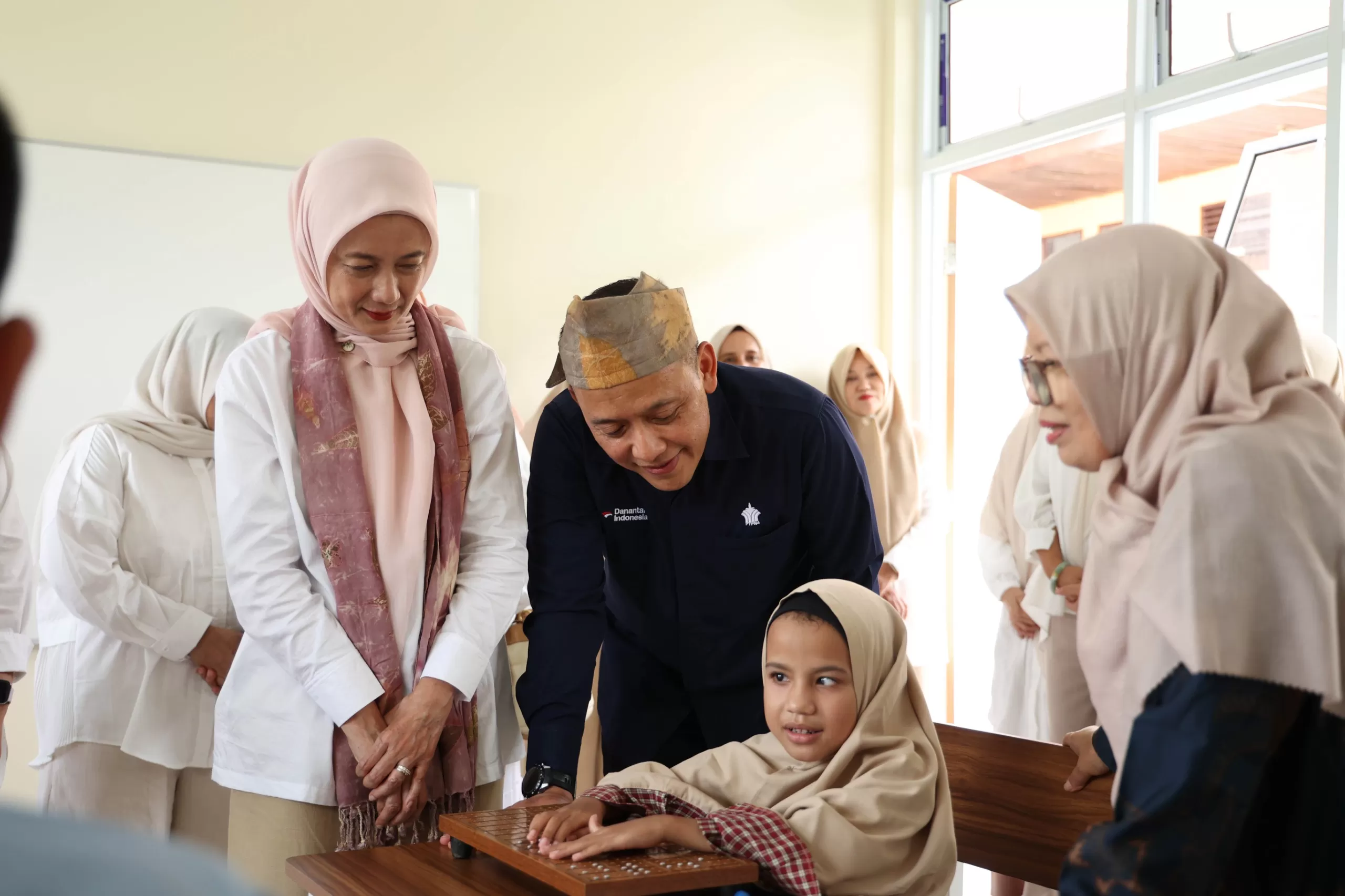 PTPN IV PalmCo kunjungi SLB Sri Mujinab Pekanbaru, bawa bantuan pendidikan dan teguhkan harapan anak-anak berkebutuhan khusus. (Dok. PTPN IV PalmCo)