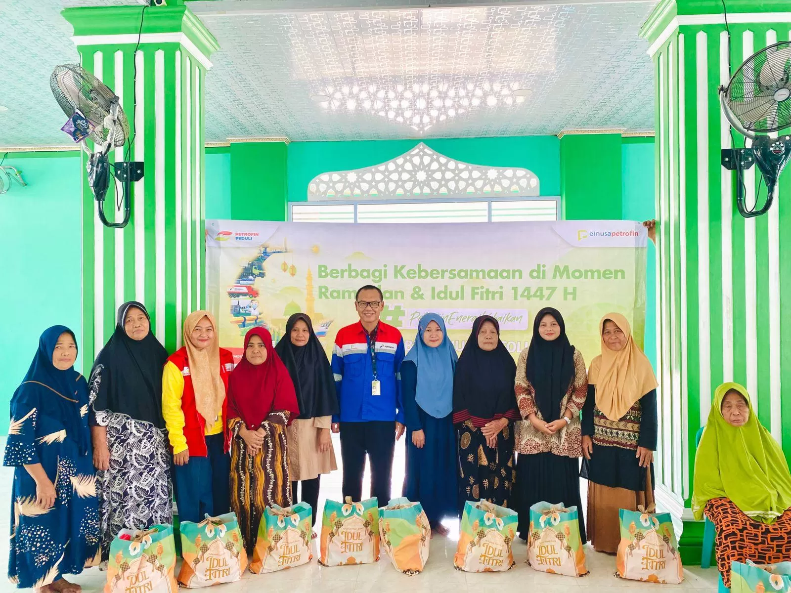 Elnusa berbagi kebahagiaan Ramadan di 98 wilayah operasi dengan santunan dan lebih dari 10.000 paket sembako. (Dok. Elnusa)