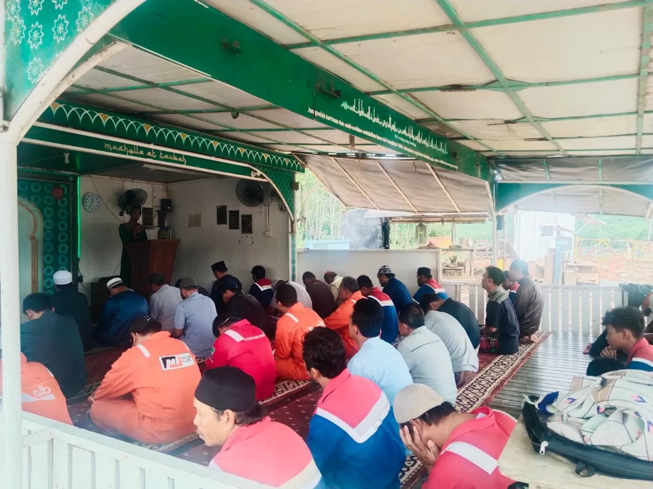 Di tengah Ramadan, perwira Elnusa tetap bertugas di Rig EMR-001 Marangkayu menjaga operasi pengeboran demi ketahanan energi nasional. (Dok. Elnusa)