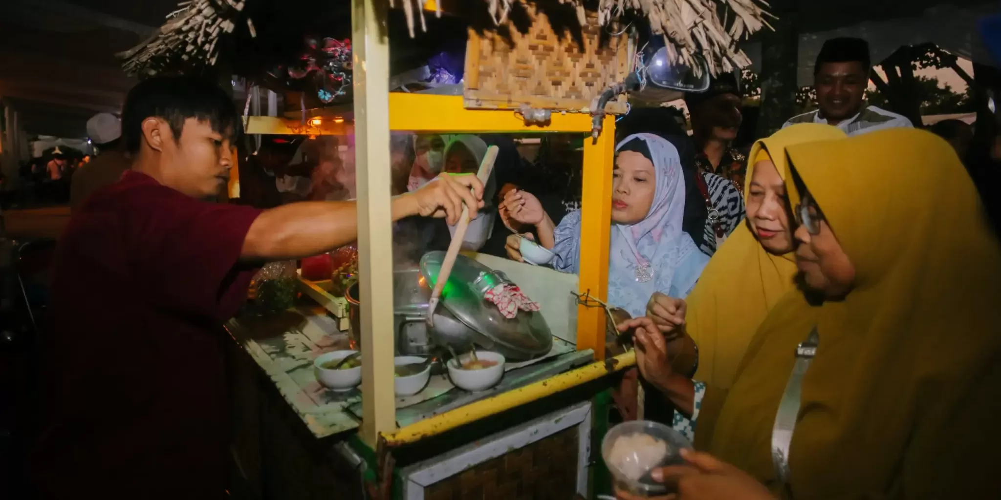 Suasana Kampung Ramadan Prambanan yang menghadirkan puluhan UMKM lokal serta kebersamaan warga dan karyawan.