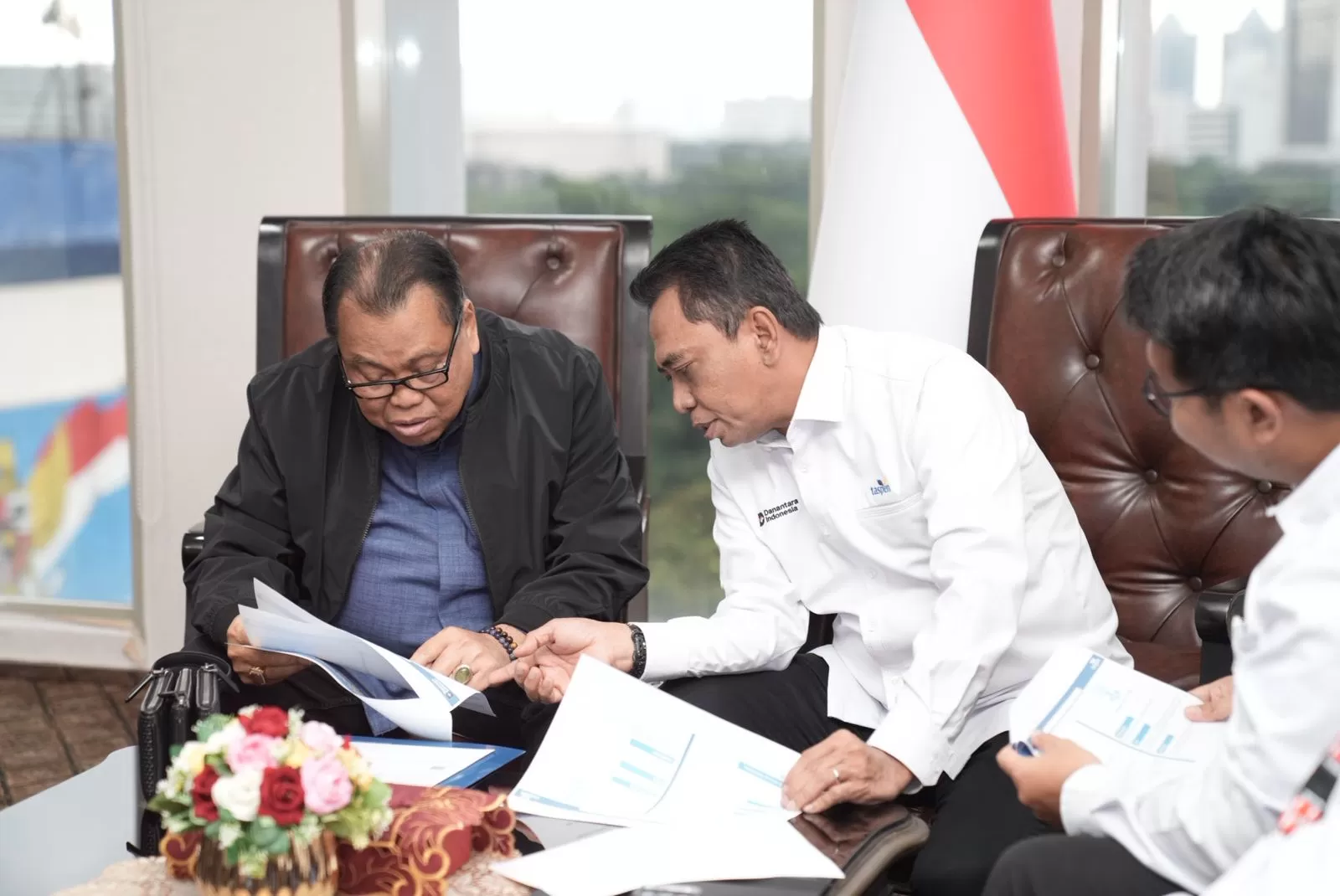 TASPEN serahkan manfaat pensiun dan THT kepada mantan Hakim MK Arief Hidayat sebagai bentuk penghargaan atas pengabdian kepada negara. (Dok. TASPEN)