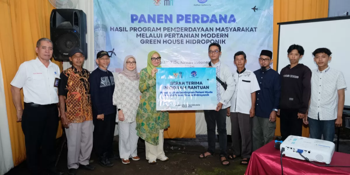 AirNav Indonesia panen perdana melon hidroponik di Boyolali, mendukung ketahanan pangan dan memberdayakan petani binaan melalui program TJSL. (Dok. AirNav Indonesia)