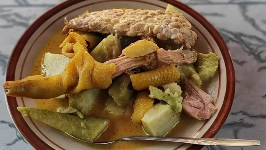 Sebelum dipotong-potong, lontong di menu lontong tuyuhan khas Rembang ini berbentuk segitiga. (rembangkab.go.id)