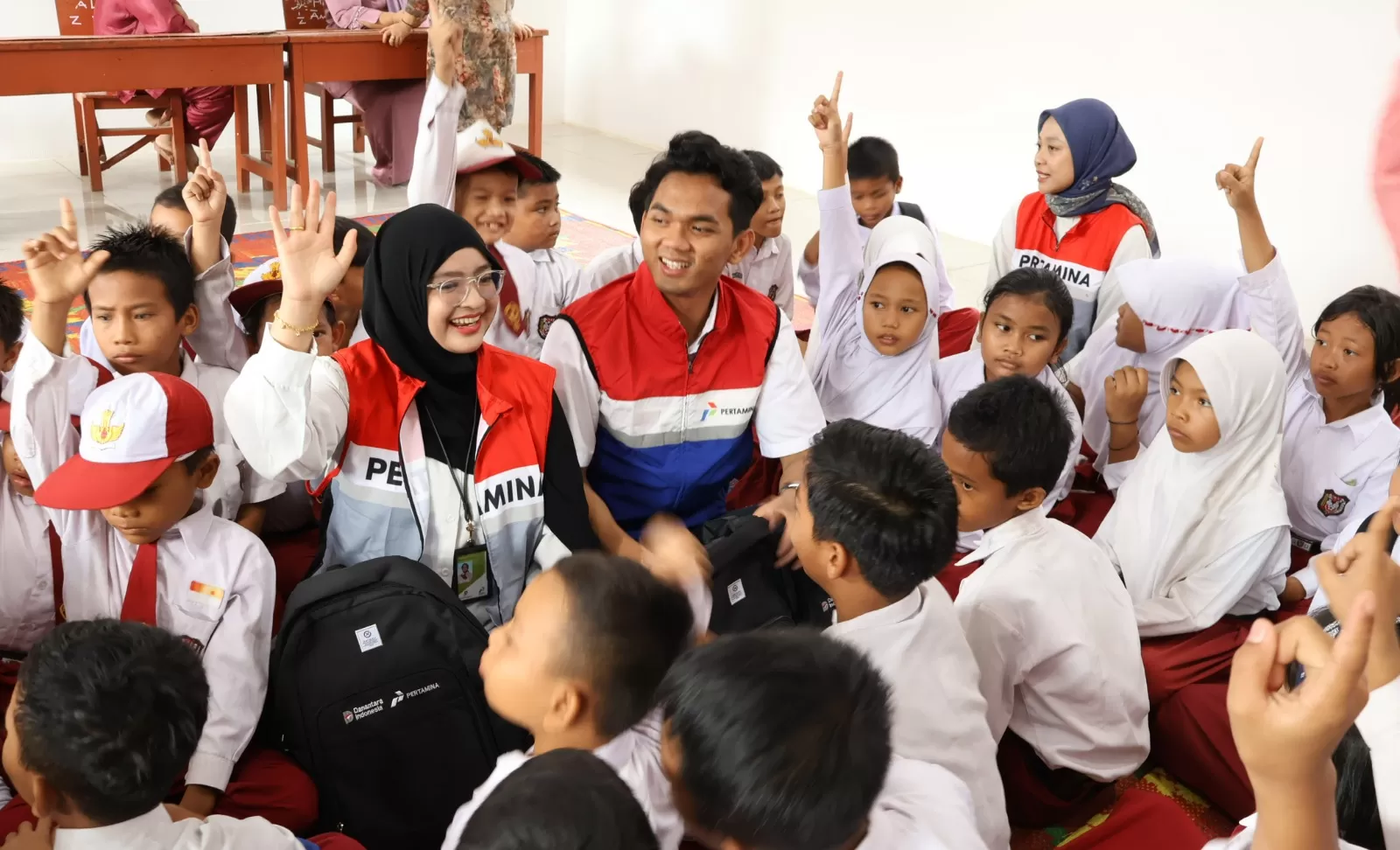 Pertamina Hulu Rokan bagikan 3.000 paket perlengkapan sekolah bagi siswa di Minas, Riau, dalam perayaan HUT pertama Danantara. (Dok. PHR)