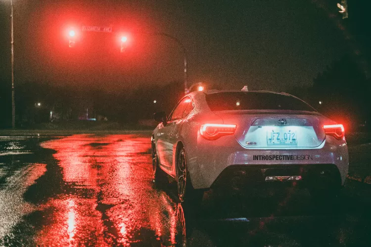 Perjalanan mudik di malam hari lebih banyak risiko dan bahaya yang mengintai. Karena itu perlu persiapan ekstra baik dari segi keamanan kendaraaan dan fisik pengemudinya. (Pexels/Erik Mclean)