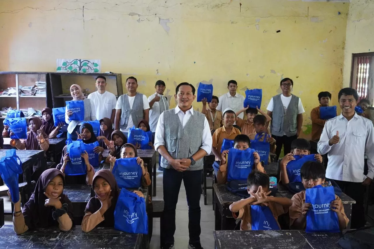 ITDC salurkan bantuan perlengkapan sekolah ke SDN Gerupuk yang berada di sekitar KEK Mandalika, Lombok Tengah, NTB, pada Rabu (11/3). (Dok. ITDC)