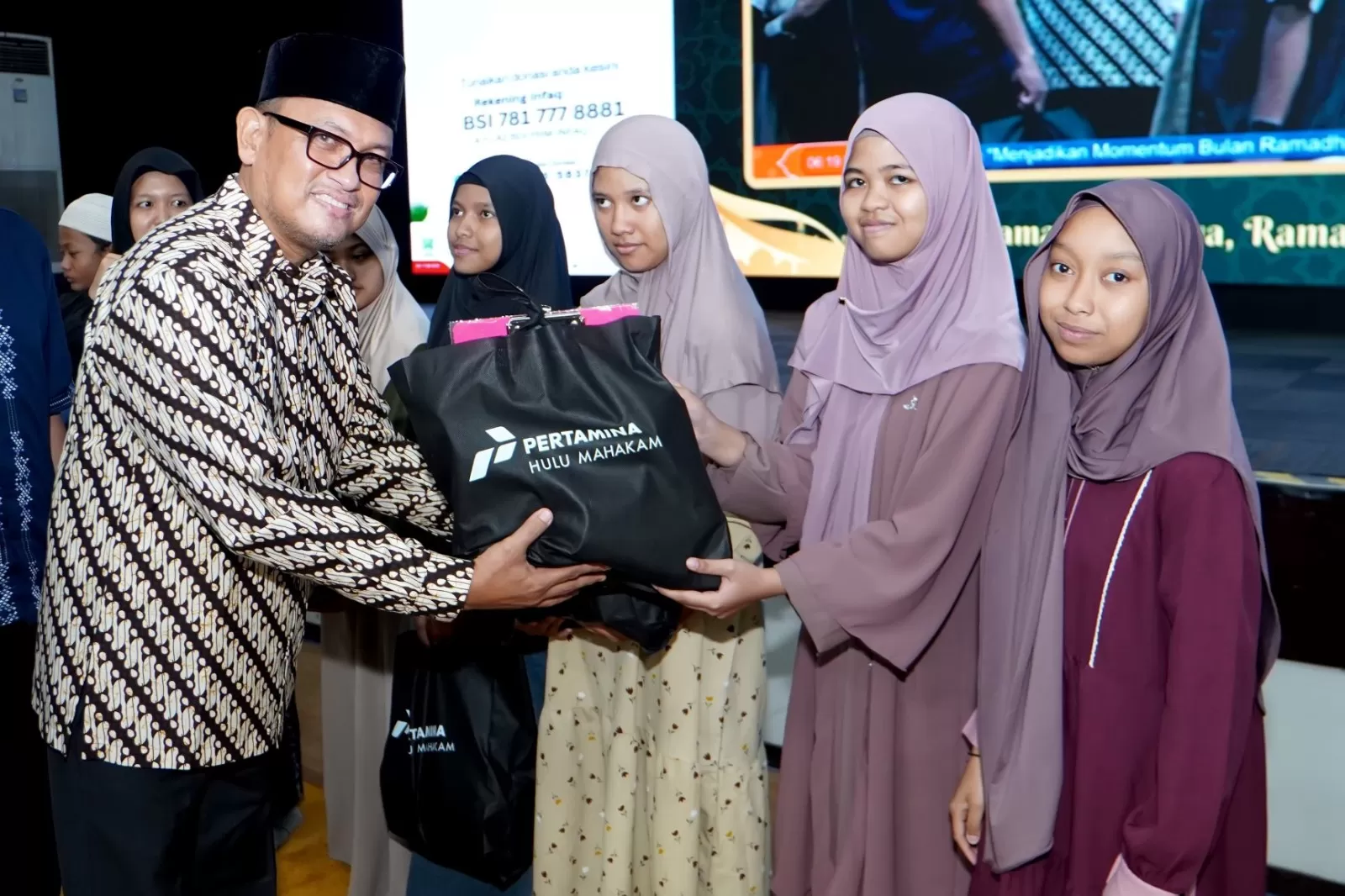 PHM gelar Safari Ramadan di Balikpapan, salurkan bantuan bagi anak disabilitas serta mempererat hubungan dengan pemangku kepentingan. (Dok. PHM)