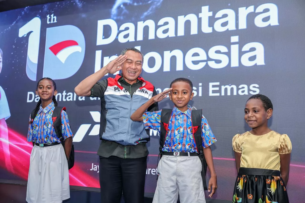 Pertamina berbagi paket sekolah kepada sejumlah siswa-siswi SD dan SMP sederajat, dalam rangka 1 Tahun Danantara. Pertamina membagikan 7 ribu paket sekolah ke Riau, Sulawesi, dan Papua. (Dok. Pertamina)