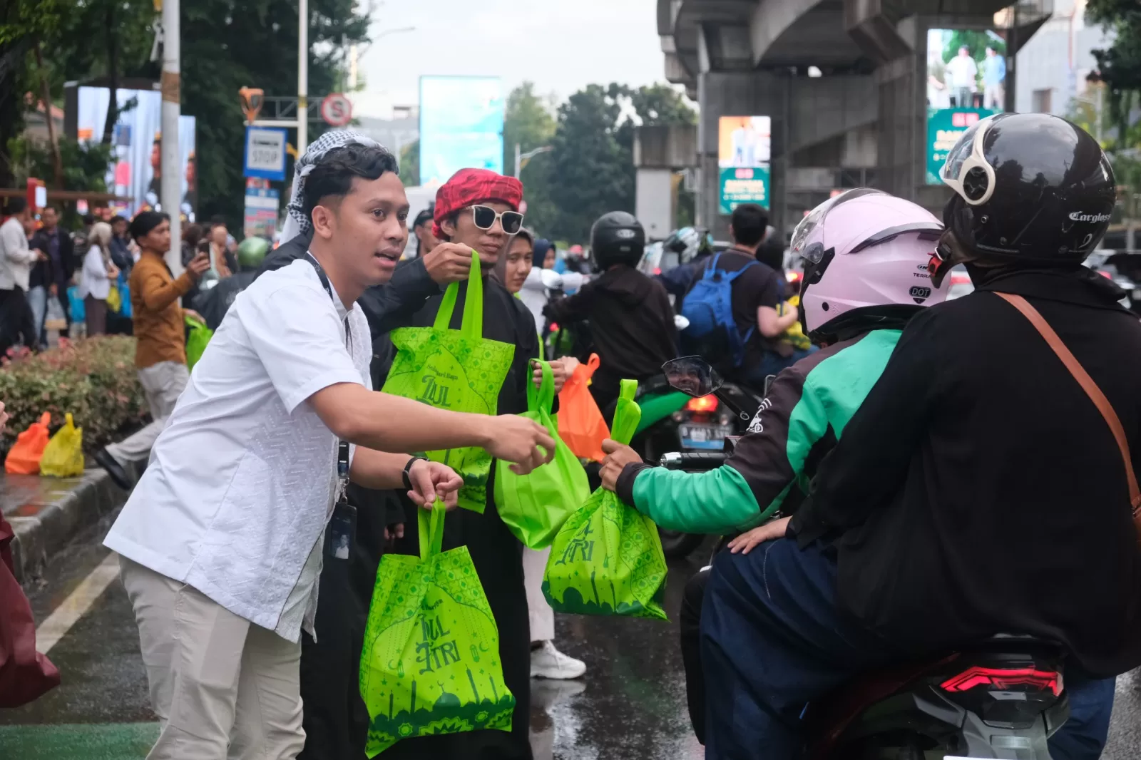 PERURI bersama PERURI Own Voice membagikan ratusan takjil gratis kepada masyarakat di sekitar Kantor PERURI Jakarta pada Jumat (13/3). (Dok. PERURI)