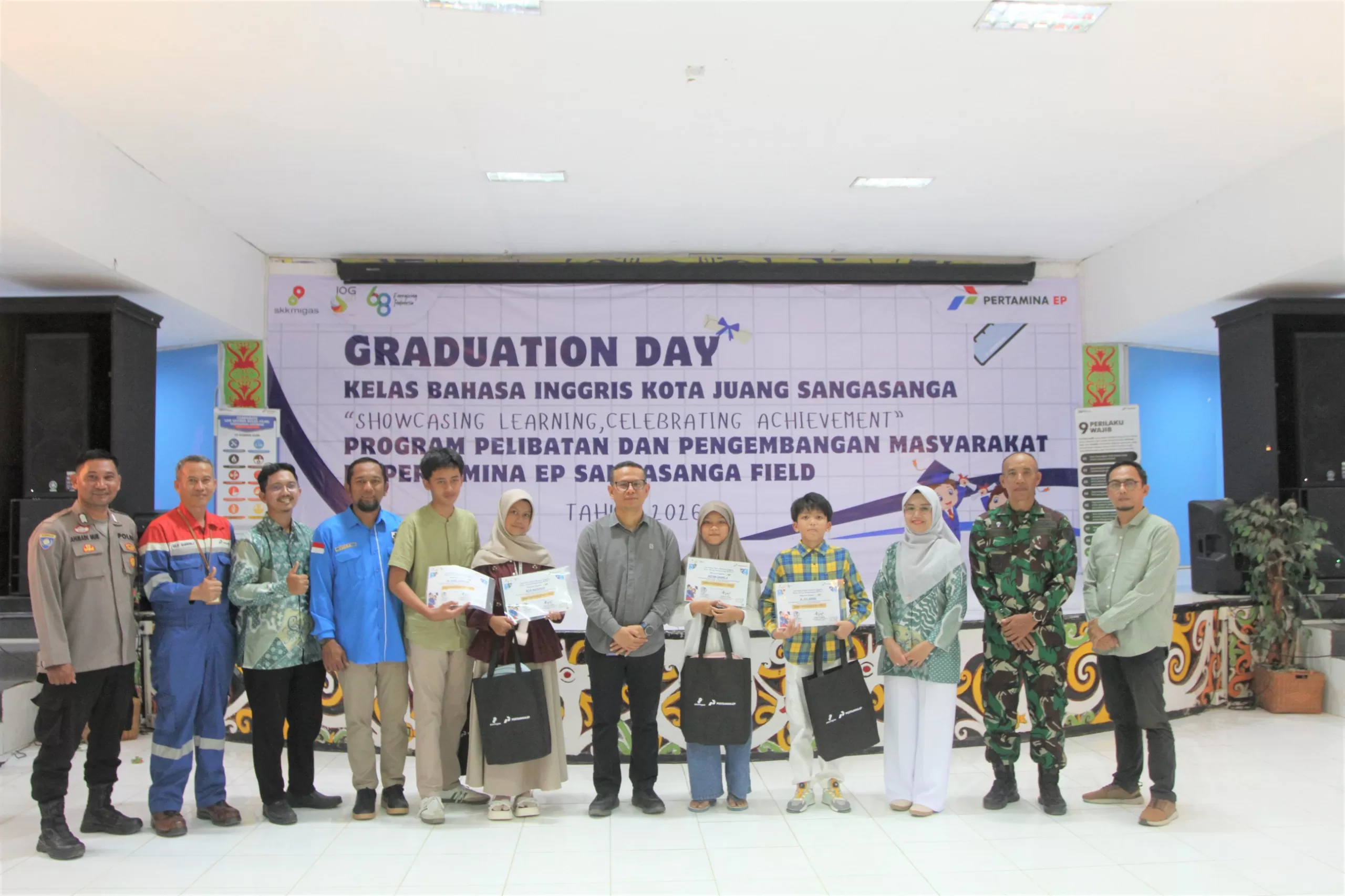 PEP Sangasanga Field menggelar kegiatan Graduation Day Kelas Bahasa Inggris Kecamatan Sangasanga Batch 1 di Gedung Wisma Ria, Kompleks PEP Sangasanga Field, Kutai Kartanegara, Jumat (6/3/2026). (DOK. PEP Sangasanga Field)