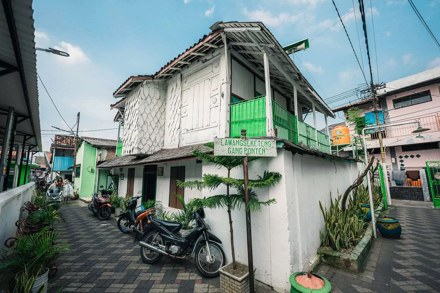 Langgar Dukur Kayu di Kampung Lawang Seketeng, Surabaya, langgar tua tempat Presiden Soekarno semasa kecil belajar mengaji. (tourism.surabaya.go.id)