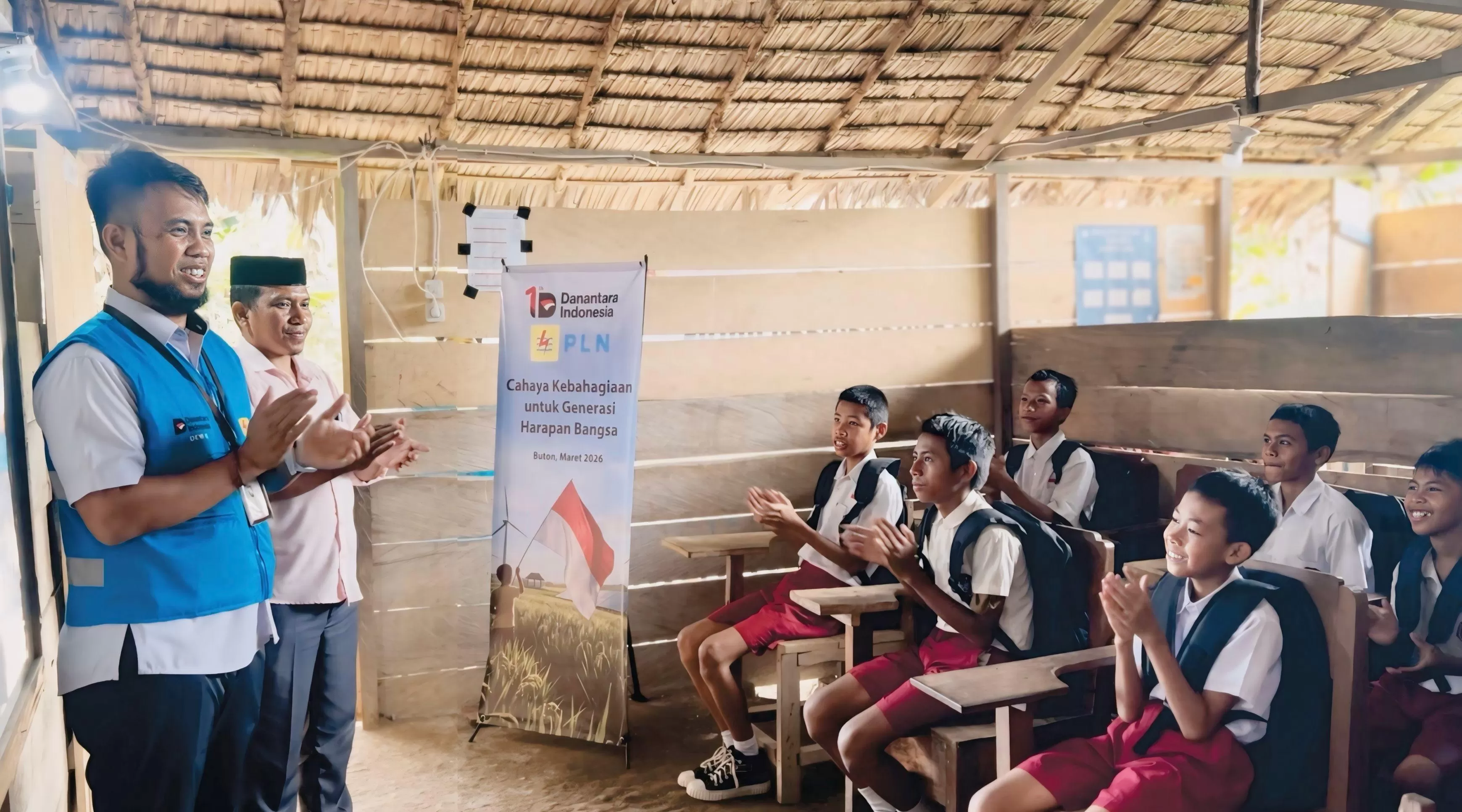 Petugas PLN sedang berikan motivasi kepada para siswa di Yayasan Terpadu Al-Mutmainah Buton, Bau Bau, Sulawesi Tenggara, saat penyaluran paket perlengkapan sekolah dari Danantara Indonesia melalui PLN (Dok. PLN)