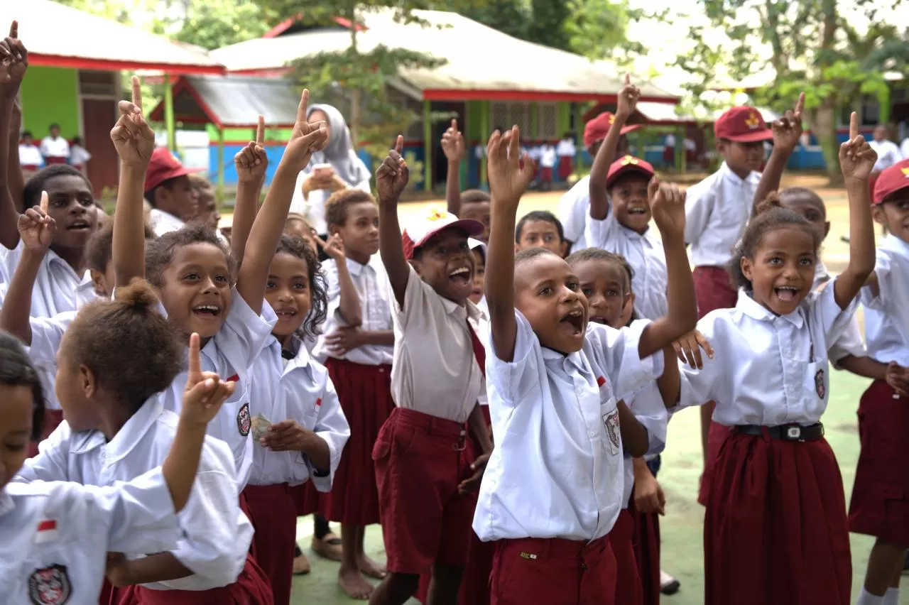Danantara Indonesia dan PLN menyalurkan 5.000 paket perlengkapan sekolah untuk anak-anak di Kalimantan Barat, Papua Selatan, dan Sulawesi Tenggara. (Dok. PLN)