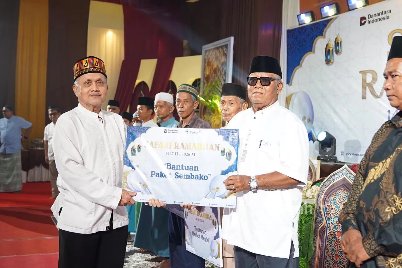 Paket sembako yang dibagikan PT Timah menjadi dukungan bagi nelayan menghadapi kebutuhan sehari-hari.