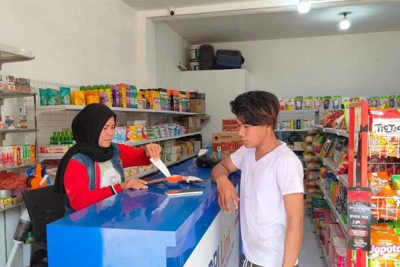 Risya Naifah mengembangkan usaha fashion kecilnya dengan menjadi BRILink Agen yang melayani berbagai transaksi keuangan di Merauke. (DOK. BRI)