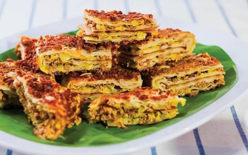 Murtabak raja, martabak khas Kelantan, ukurannya lebih tebal dari martabak pada umumnya. (bazaar.qniti.com/Group 4 Chonky)