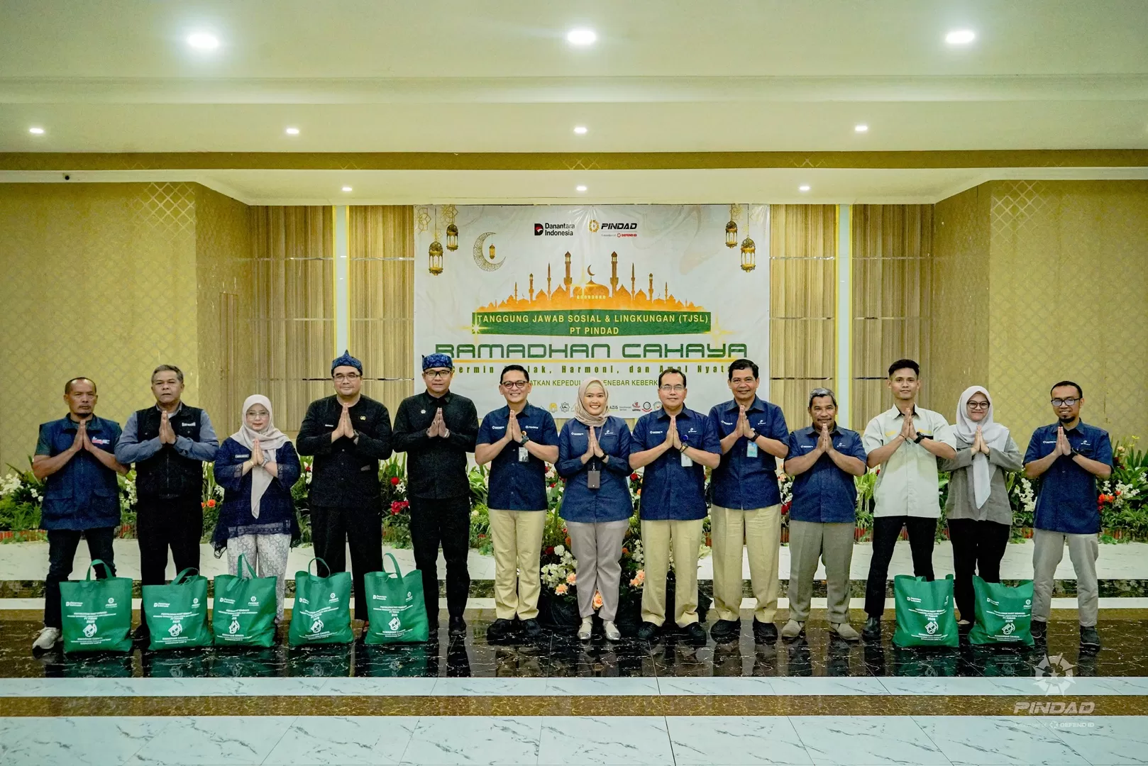 PT Pindad menyalurkan 1.447 paket sembako melalui program TJSL dalam kegiatan bakti sosial Ramadhan bagi masyarakat di sekitar perusahaan di Bandung. (Dok. PT Pindad)