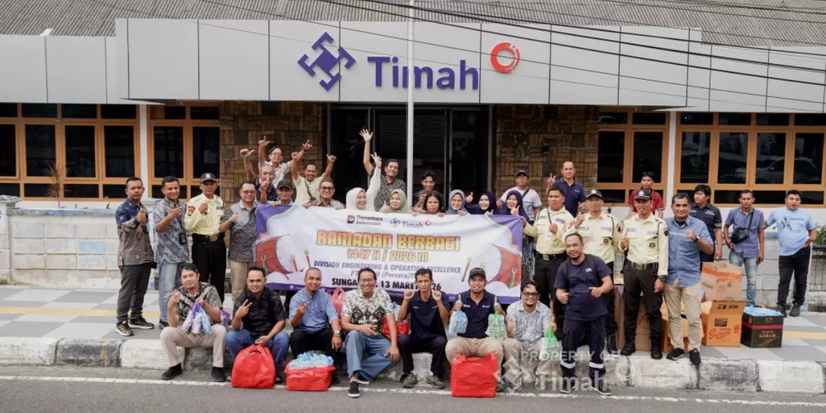 Aksi berbagi Ramadan, PT TIMAH salurkan 150 paket sembako dan 500 takjil kepada warga serta pengguna jalan di Sungailiat, Bangka. (Dok. PT Timah)
