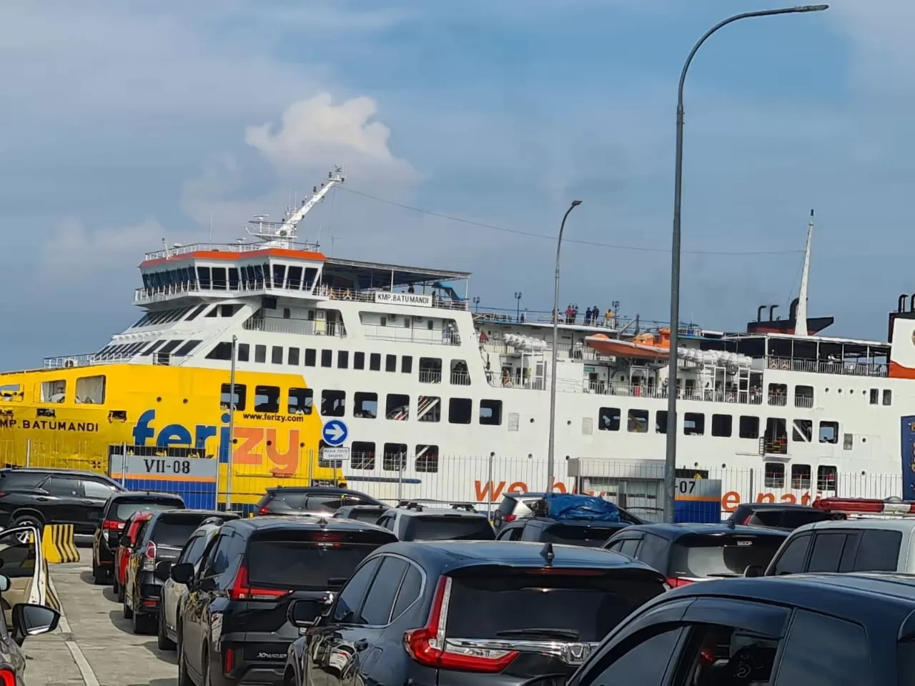 Lonjakan penumpang dan kendaraan menuju Sumatera mulai terlihat jelang Lebaran 2026, ASDP siapkan armada dan fasilitas pelabuhan. (Dok. ASDP)