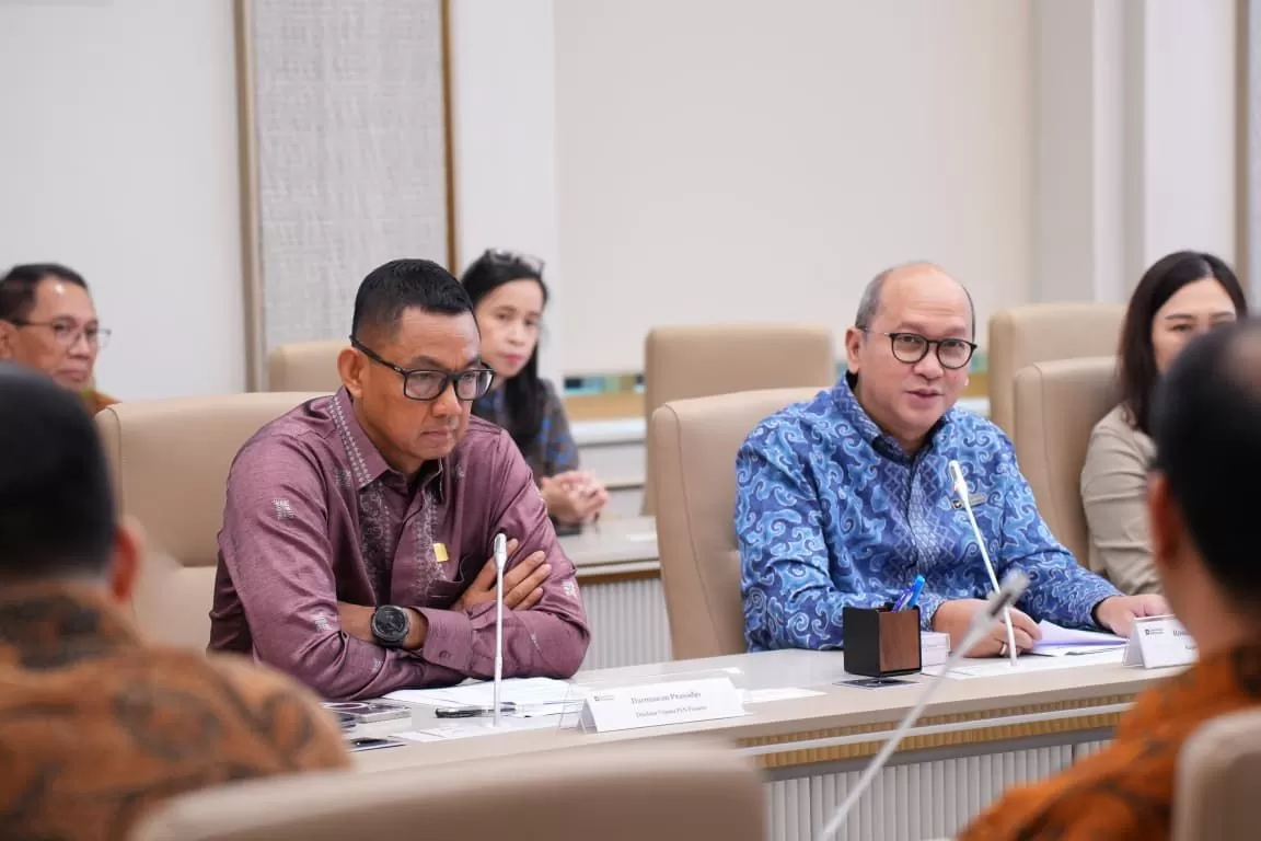 CFO Danantara Indonesia, Rosan Perkasa Roeslani (kanan) saat berikan sambutan dalam acara Penandatanganan Dokumen Hibah dan Kerjasama Operasi PLTS di Sumenep. (Dok. PLN)