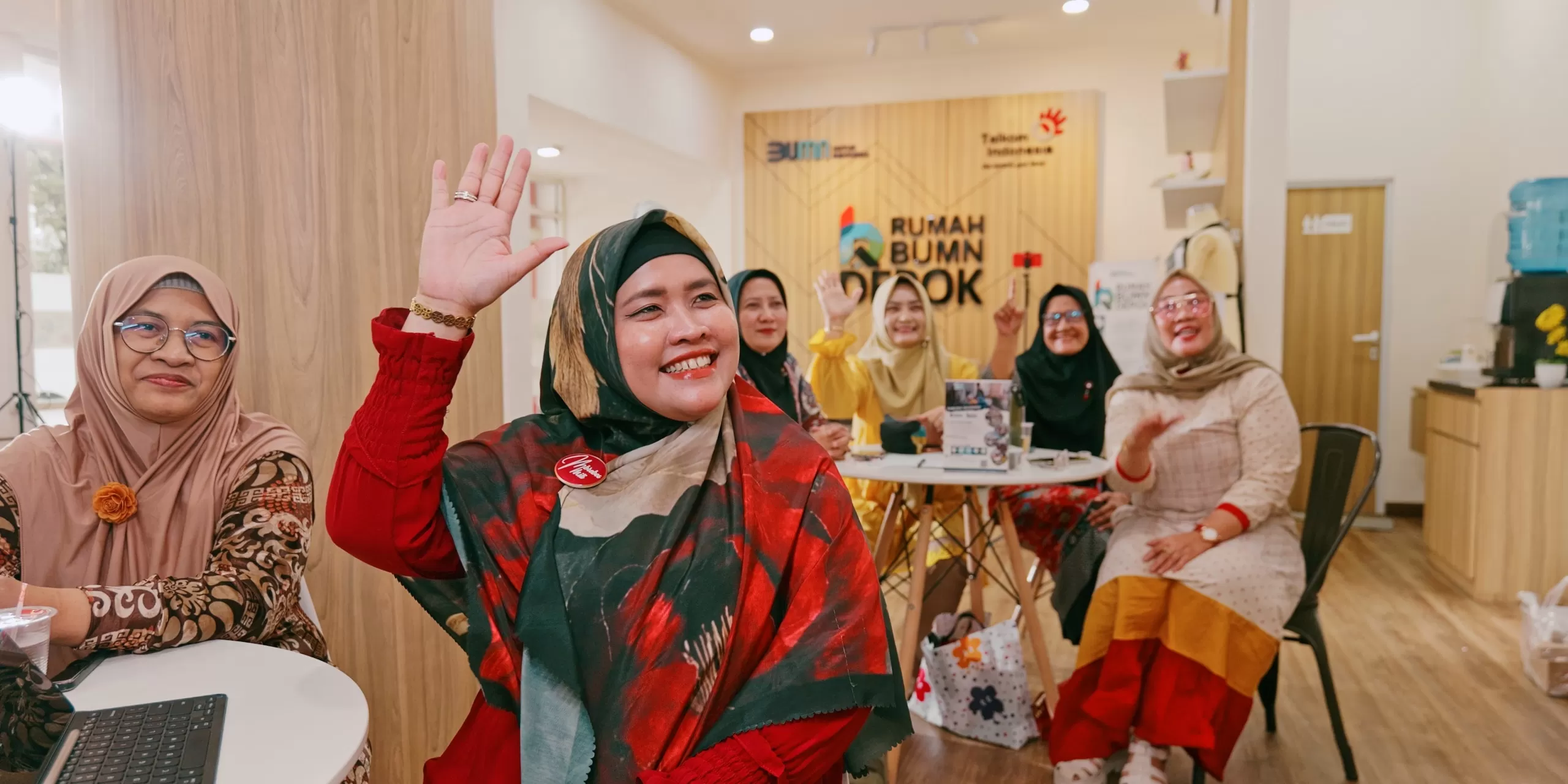 Telkom terus memperkuat komitmennya dalam mendorong pemberdayaan perempuan melalui program pendampingan dan pengembangan UMKM binaan di berbagai daerah.