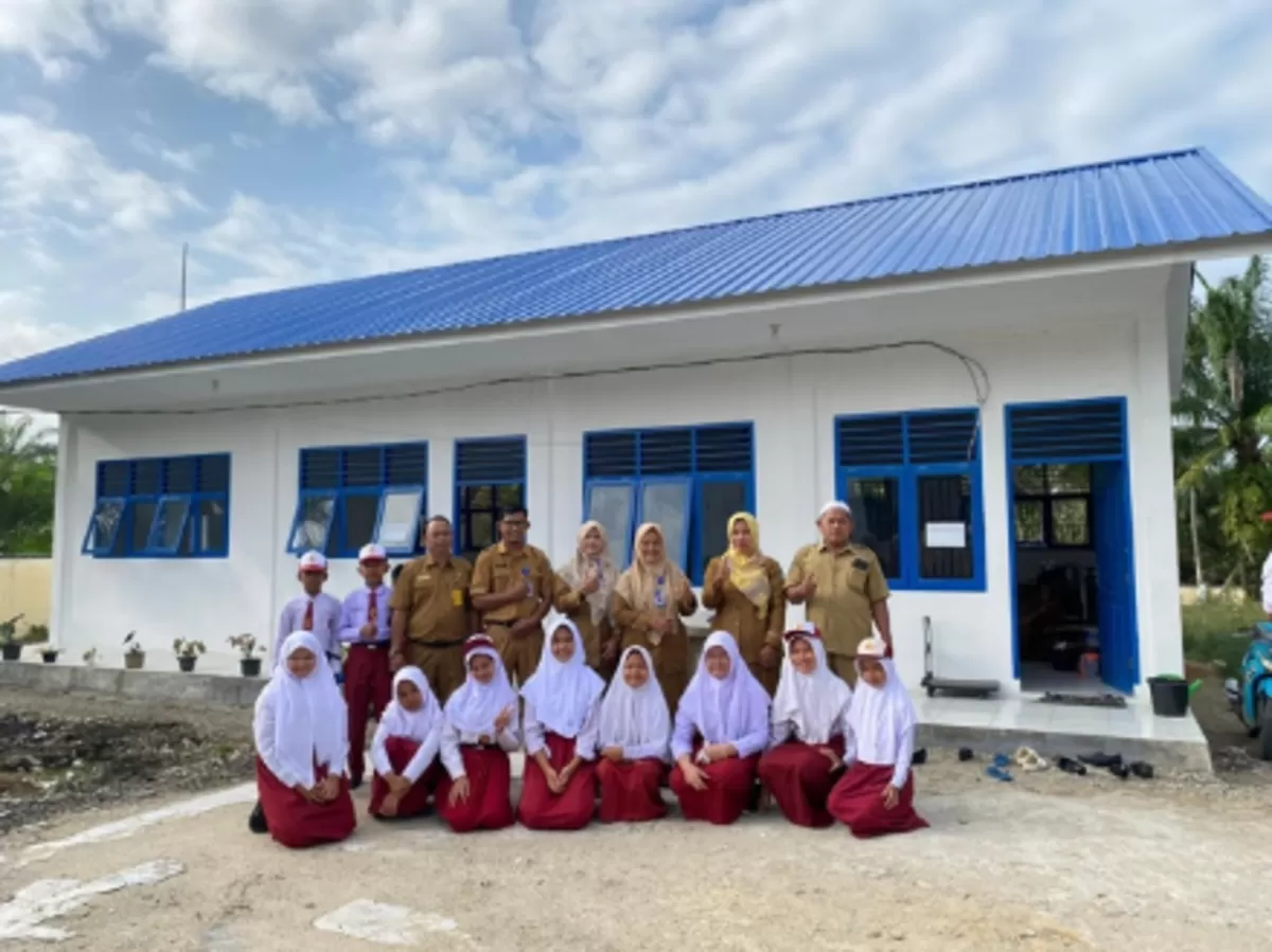 PTPN IV PalmCo melalui program TJSL menyalurkan Rp199 juta untuk membantu pembangunan kembali SDN 011 Langkitin di Rokan Hulu yang terbakar. (Dok. PTPN IV PalmCo)