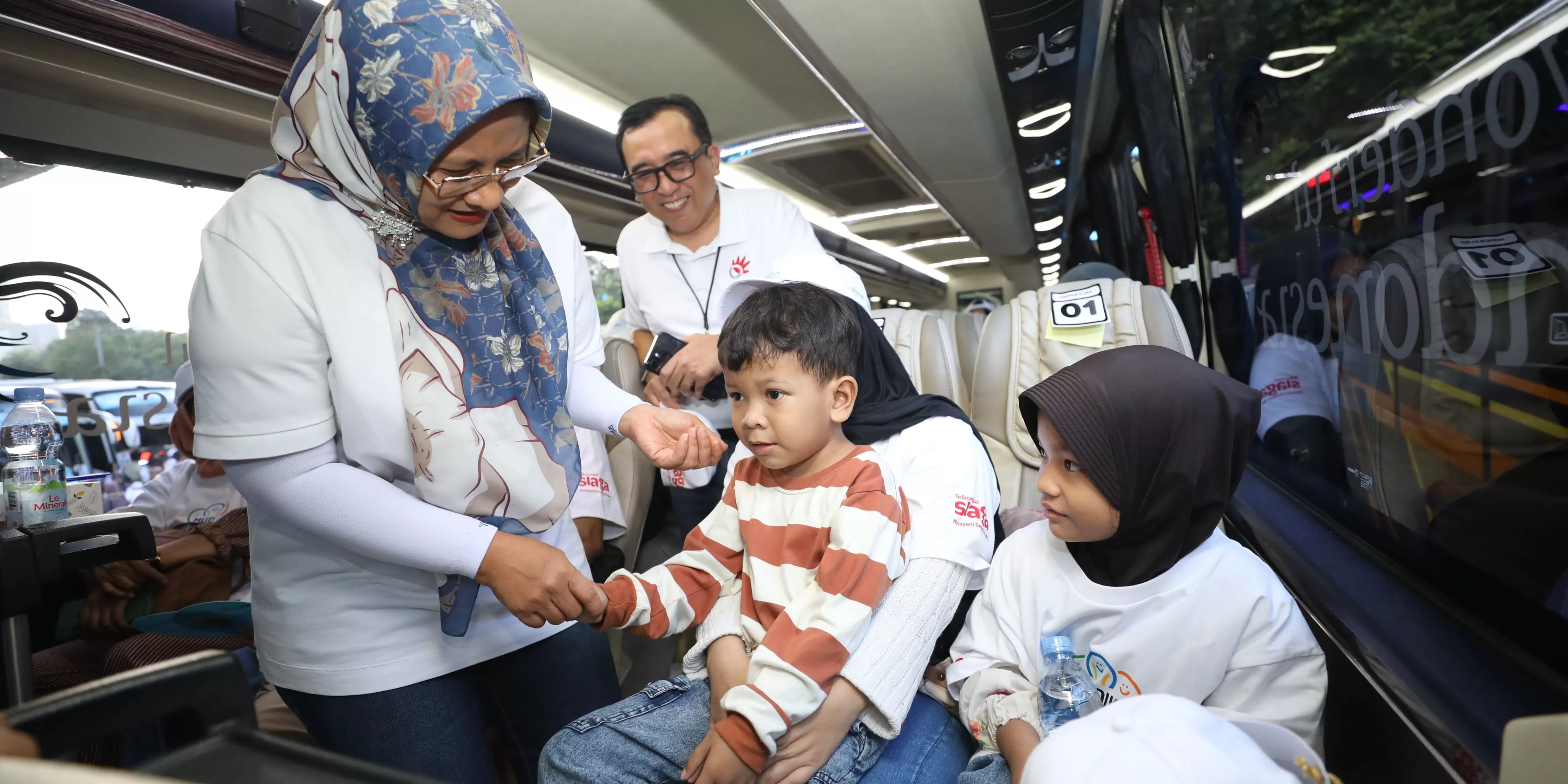 Direktur Utama Telkom Dian Siswarini saat meninjau bus dan menyapa peserta mudik TelkomGroup jelang flag off program Mudik Nyaman Bersama BUMN Danantara di Stadion Gelora Bung Karno, Selasa (17/3).