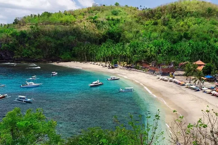 Gamat Bay adalah teluk terpencil di barat laut Nusa Penida, Bali. (tiket.com)