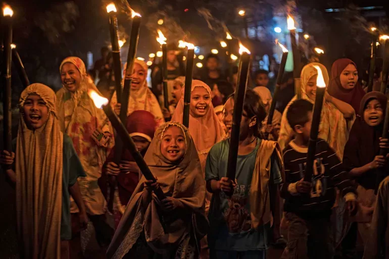 Di malam takbiran, sebagian umat Islam akan berkeliling kota sambil mengumandangkan doa. (Yusuf Wahil/AP Photo via aljazeera.com)