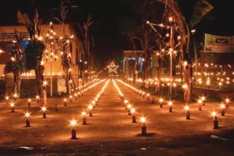Saat Tumbilotohe, di hari terakhir puasa, setiap rumah di Gorontalo memasang lampu minyak atau obor. Begitu pula masjid, lapangan dan sepanjang jalan. (indonesia.travel)