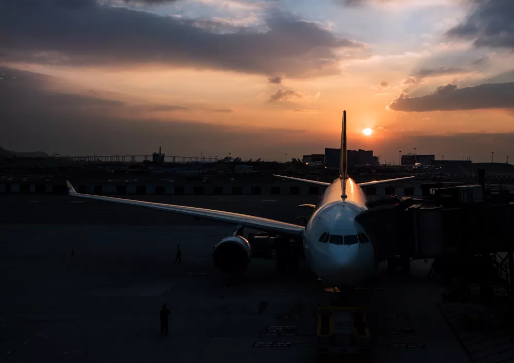 Mulai hari ini di Singapura, aturan baru powerbank di pesawat berlaku. Penumpang hanya boleh bawa 2 unit dan dilarang digunakan selama penerbangan. (Freepik/rawpixel.com)