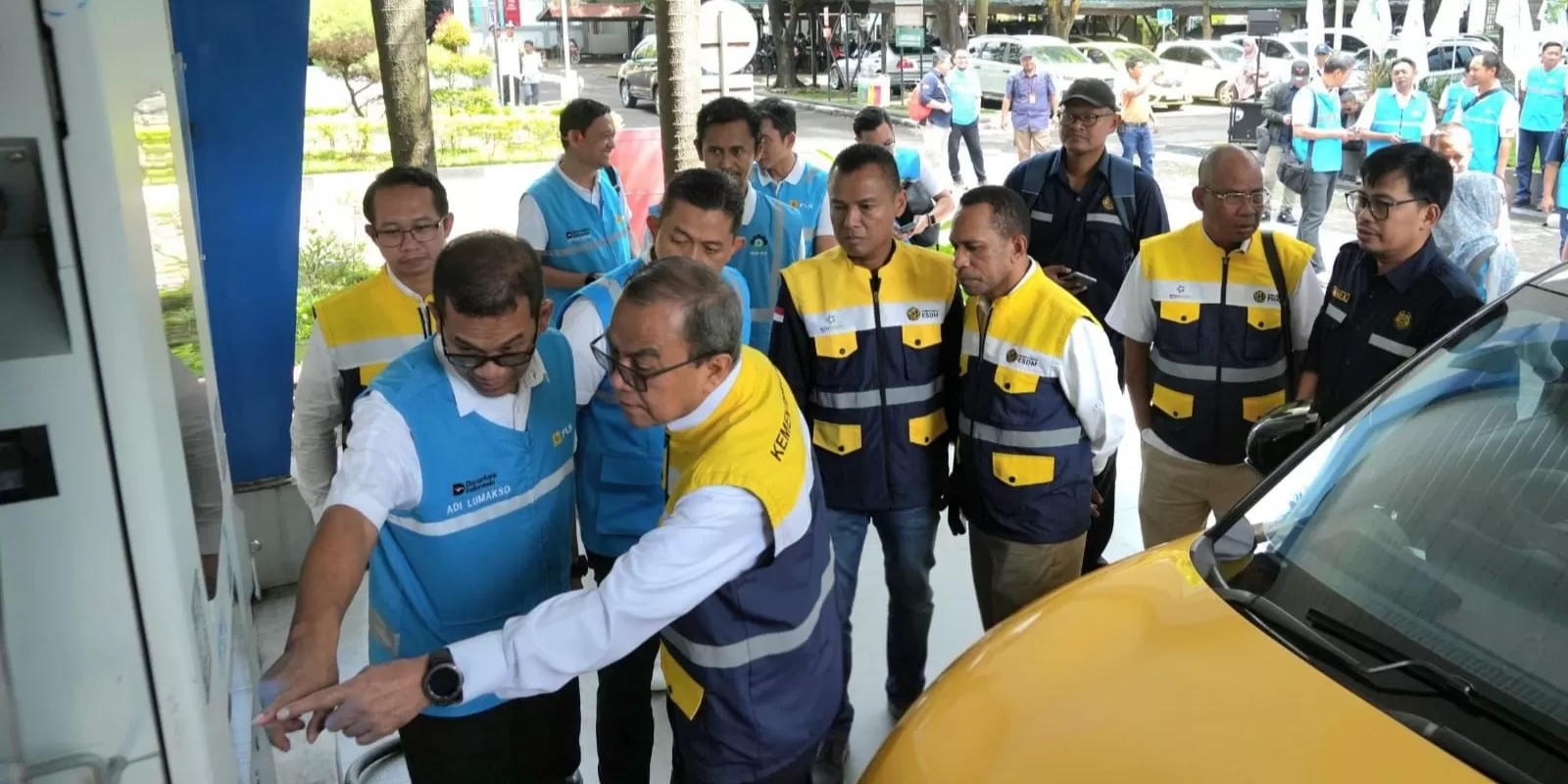 Direktur Manajemen Risiko PLN, Adi Lumakso (kiri) beserta jajaran bersama dengan tim Kementerian ESDM meninjau kesiapan infrastruktur SPKLU dalam rangka siaga Idulfitri 1447 H.
