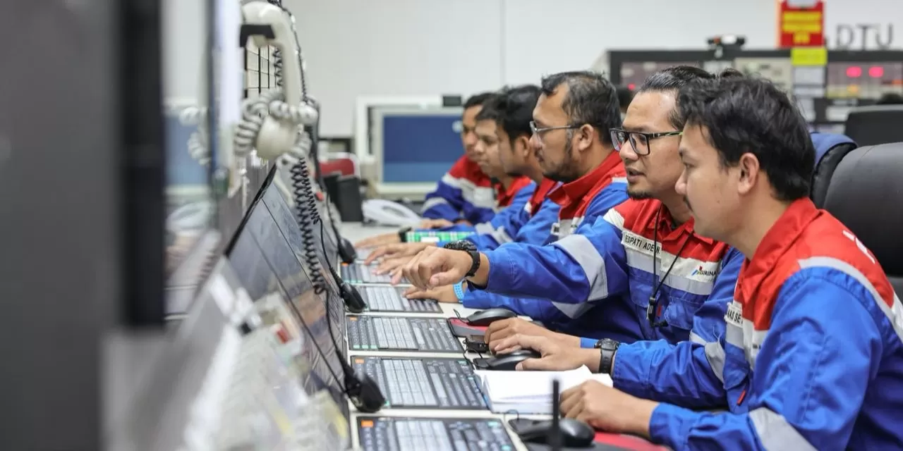 Suasana Control Room area KilangPertamina International Unit VI Balongan, Sukareja, Indramayu, Jawa Barat.