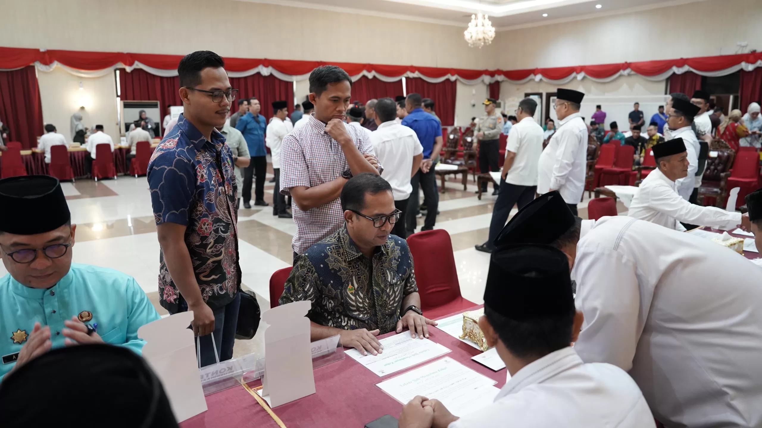 Karyawan PTPN IV Regional III menghadirkan momen berbagi sebagai bentuk kepedulian di bulan penuh berkah.