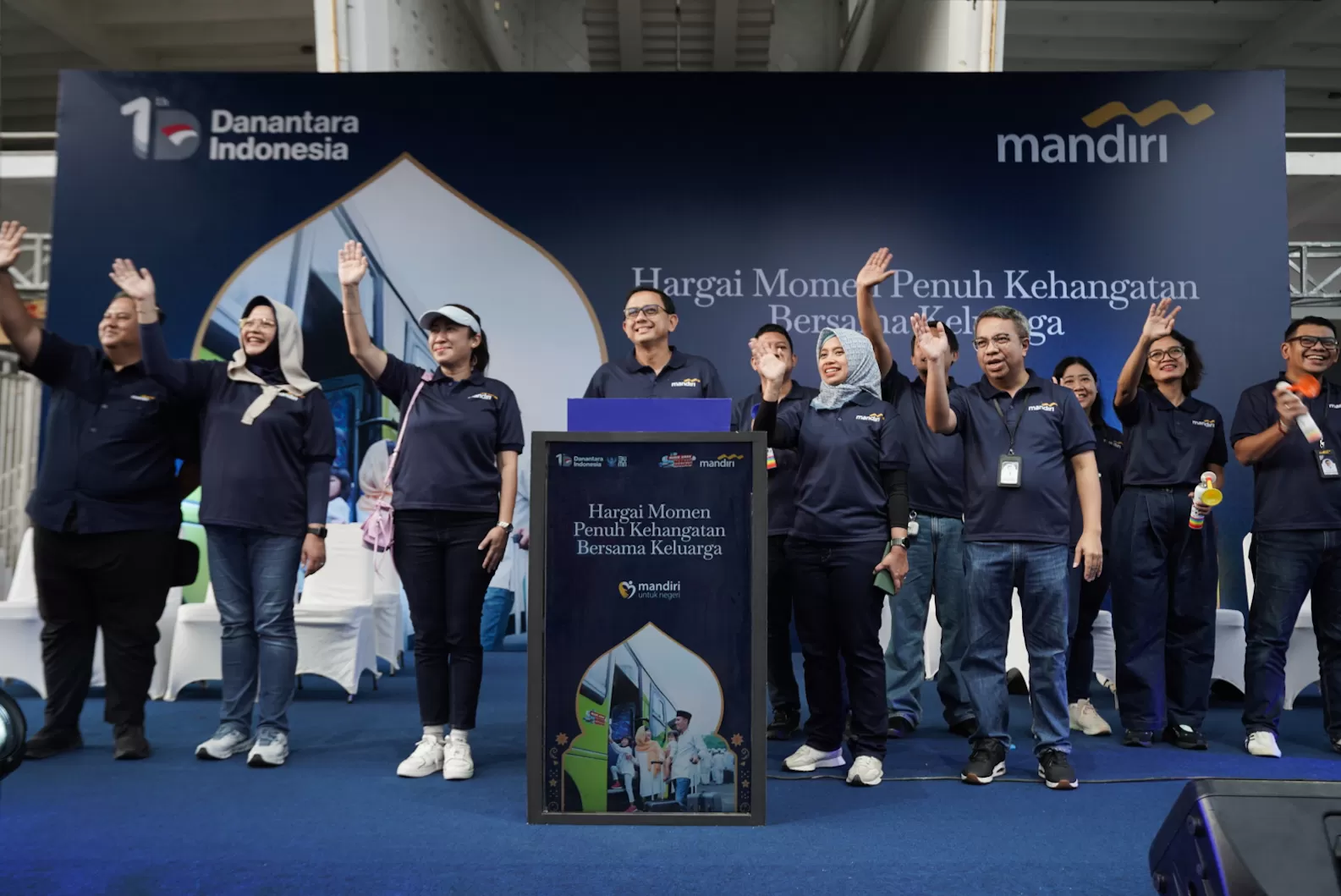 Sebagai bagian dari rangkaian program Mudik Bersama Gratis, manajemen Bank Mandiri melakukan pelepasan peserta di area Ring Road Stadion Gelora Bung Karno (GBK), Jakarta.   (DOK. Bank Mandiri)