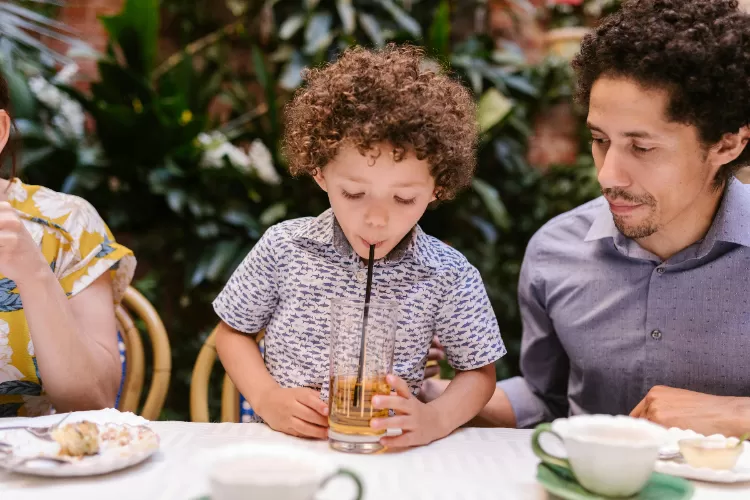 Ilustrasi. Ada beberapa cara agar anak-anak tenang dan tidak bosan, baik saat ke coffee shop atau restoran secara umum. (Pexels/RDNE Stock Project)