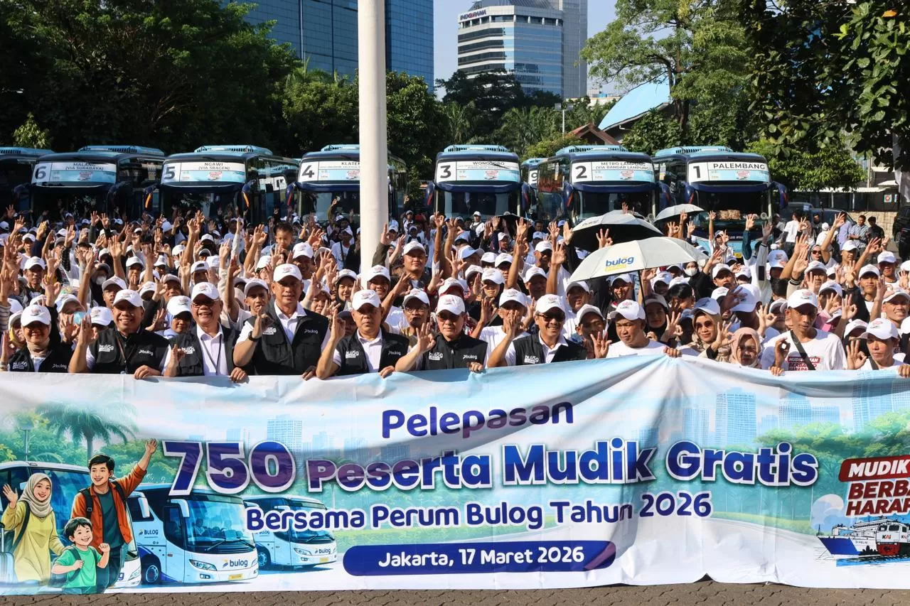 BULOG berangkatkan 750 pemudik lewat program Mudik Gratis BUMN 2026 dengan 15 bus ke berbagai kota, hadirkan perjalanan aman dan nyaman. (Dok. BULOG)
