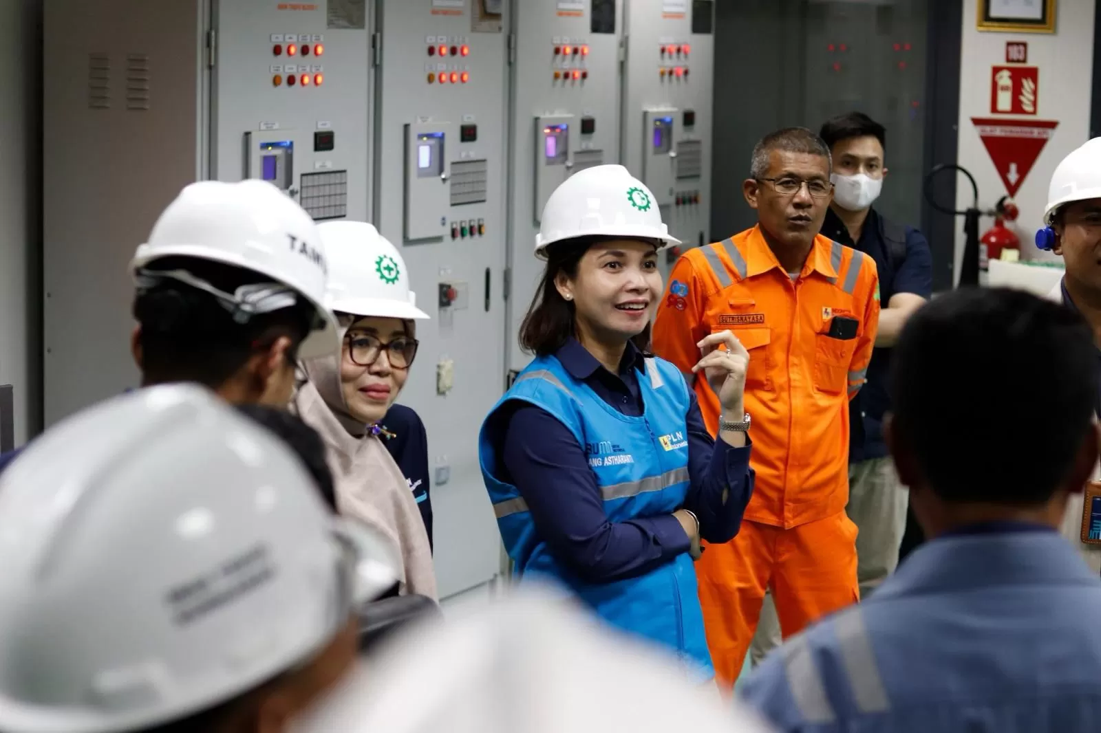 Direktur Keuangan dan Manajemen Risiko PLN Indonesia Power, Endang Astharanti (tengah), saat berdialog dengan para petugas.  (Dok. PLN)