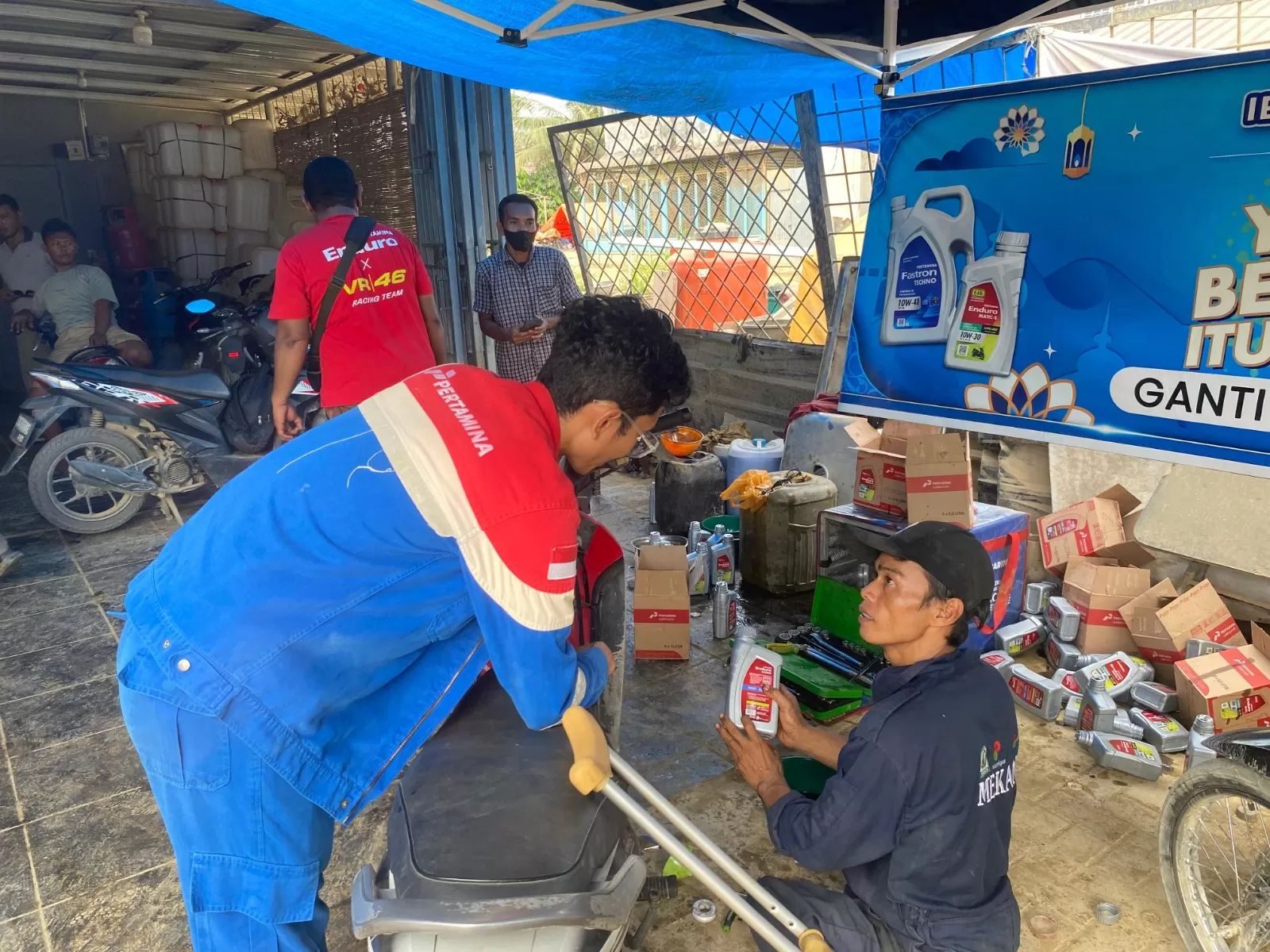 Mariono, difabel tunadaksa di Aceh Tamiang, bangkit setelah banjir dengan bengkel difabel dari Pertamina EP; kini ekonomi dan hidupnya lebih mandiri. (Dok. Pertamina)