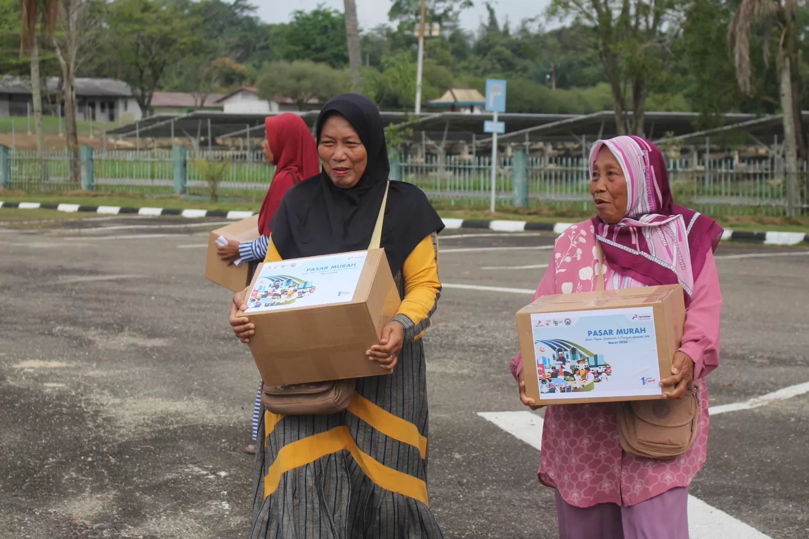 Ramadan ini, kebahagiaan datang lewat paket sembako murah PHR. Senyum warga jadi bukti nyata manfaat program.